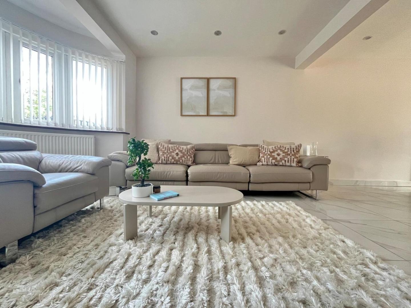 Stylish 2 Bedroom House Wembley *