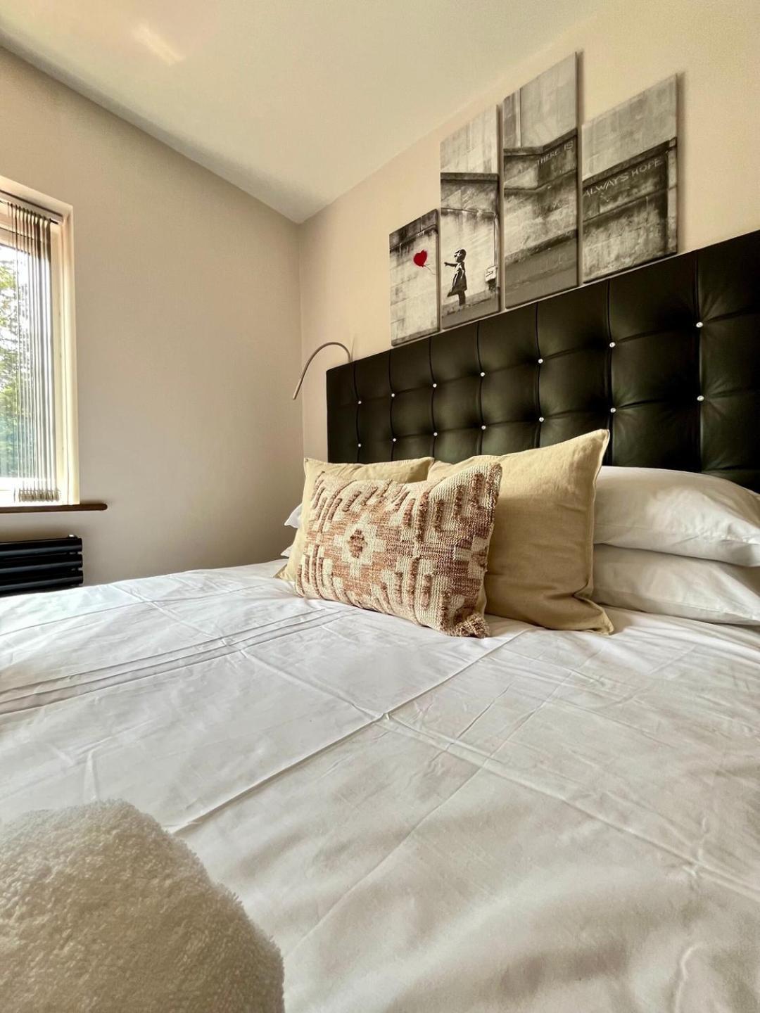 Stylish 2 Bedroom House Wembley *