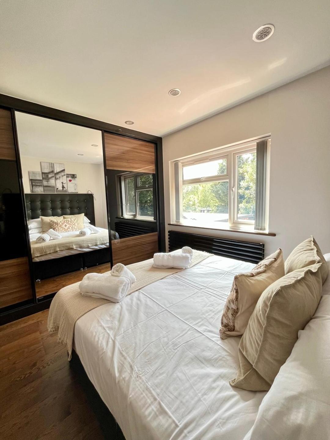 Stylish 2 Bedroom House Wembley *