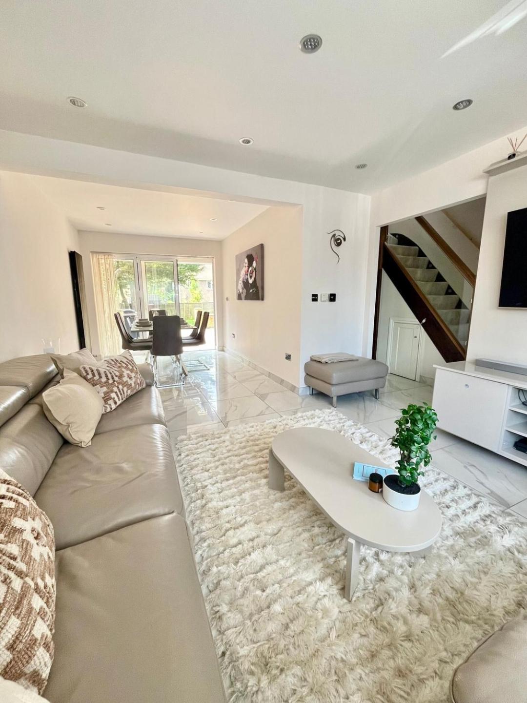 Stylish 2 Bedroom House Wembley Ferienhaus London