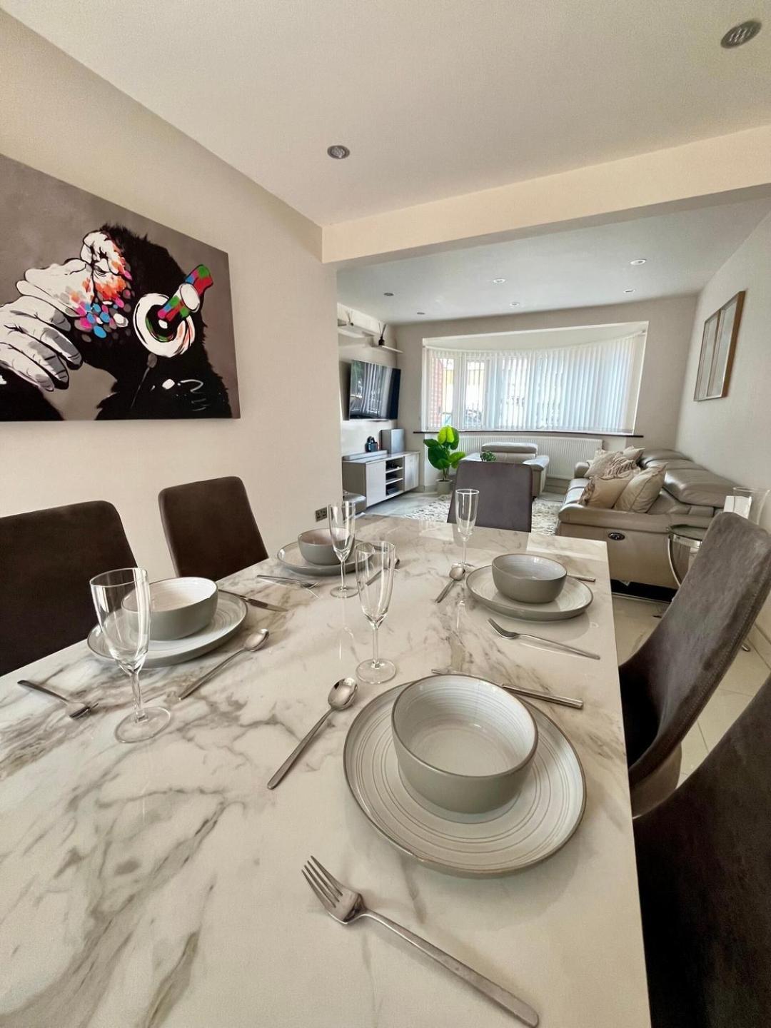 Stylish 2 Bedroom House Wembley * London