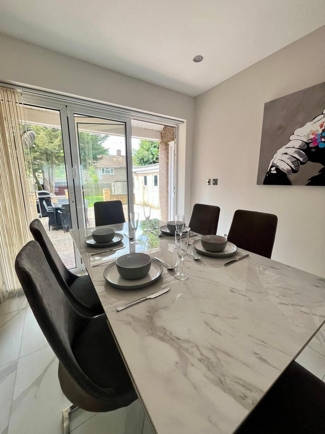 Stylish 2 Bedroom House Wembley Ferienhaus London