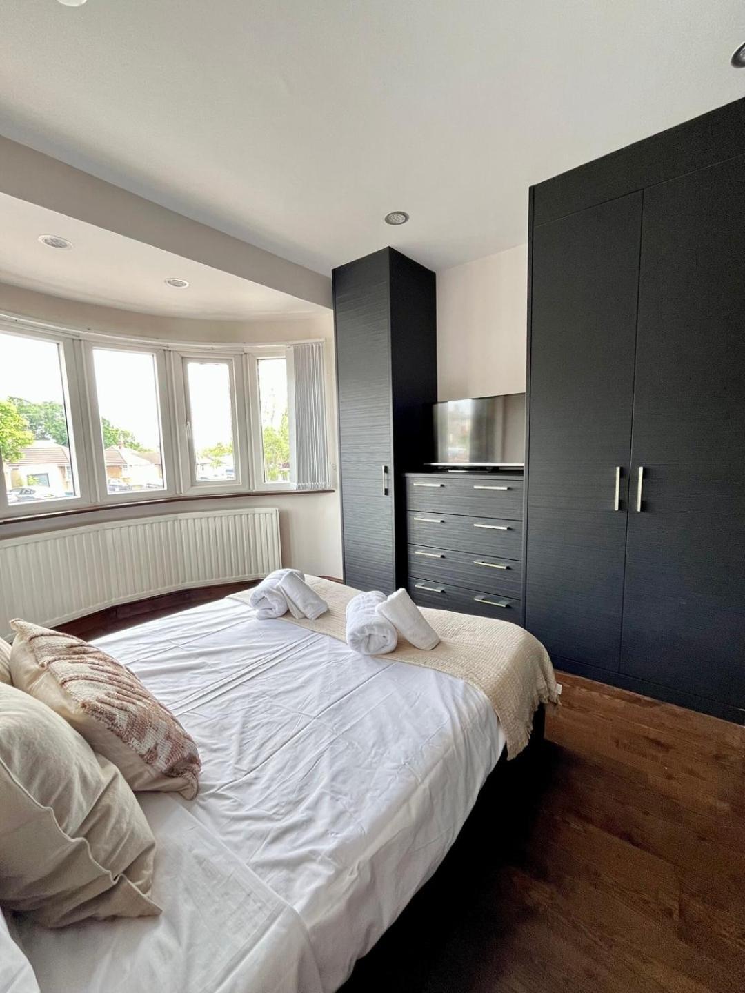 Stylish 2 Bedroom House Wembley *