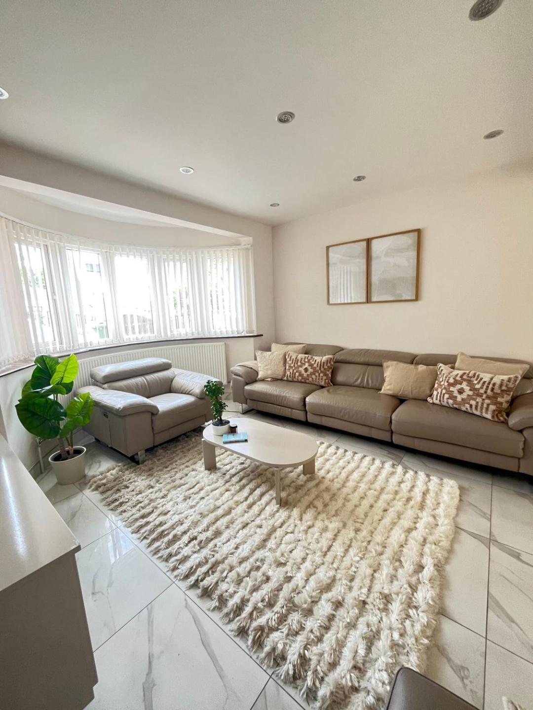 Stylish 2 Bedroom House Wembley * London