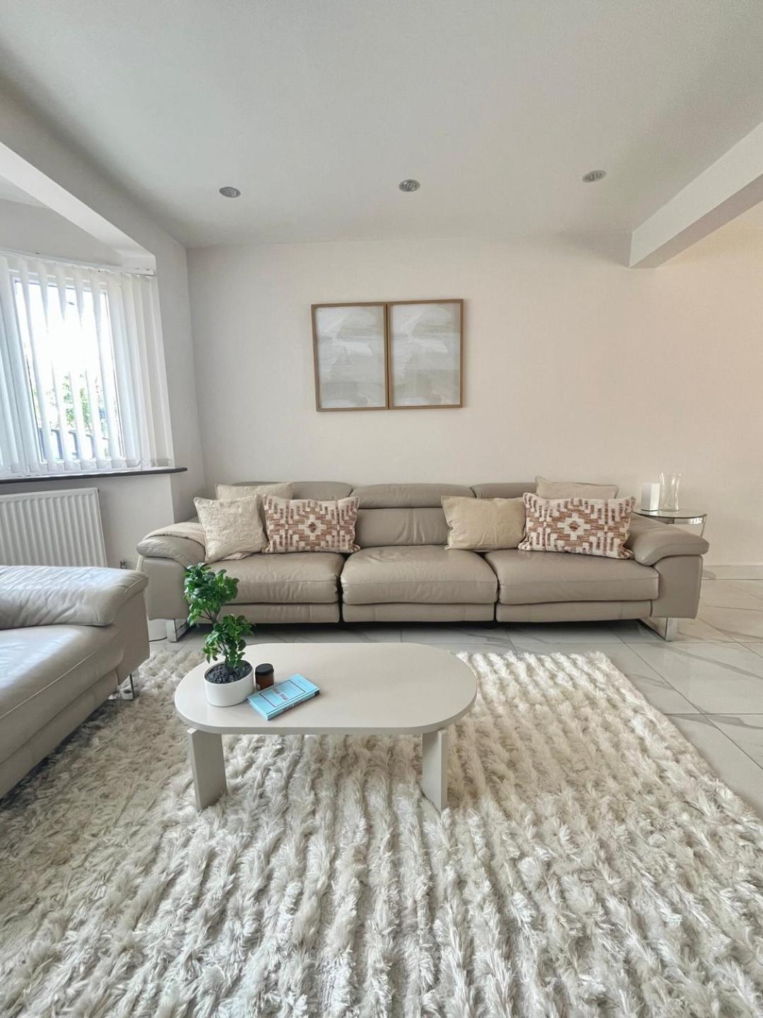 Stylish 2 Bedroom House Wembley
